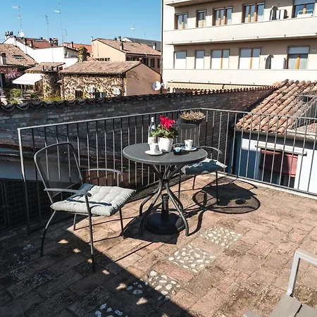 לינה וארוחת בוקר Noctis